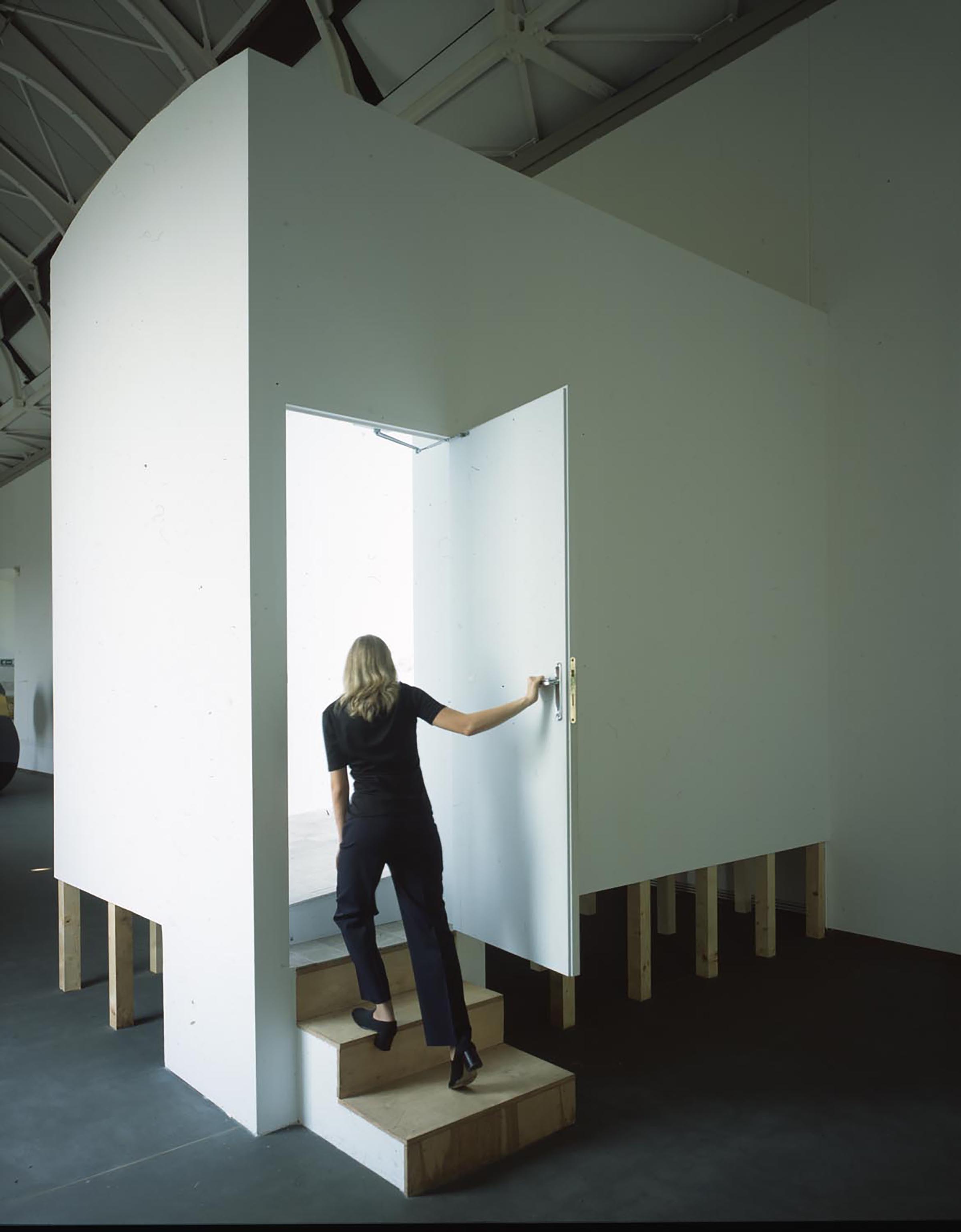 Massimo Bartolini, Finestra su finestra, 2002